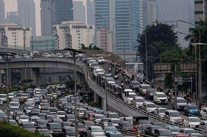 Ilustrasi kepadatan kendaraan saat jalan macet di Jakarta