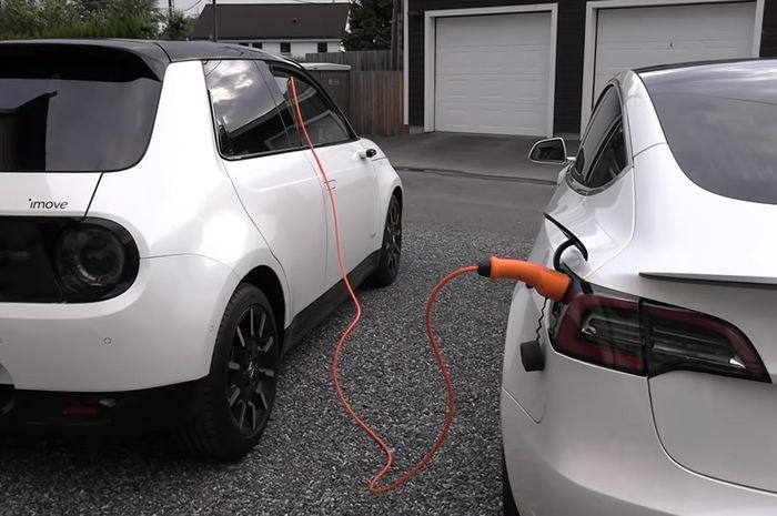 Eksperimen mengisi baterai Tesla Model 3 menggunakan daya yang ada di Honda e.