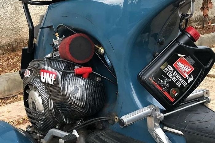 Ilustrasi oli samping untuk Vespa 2-tak
