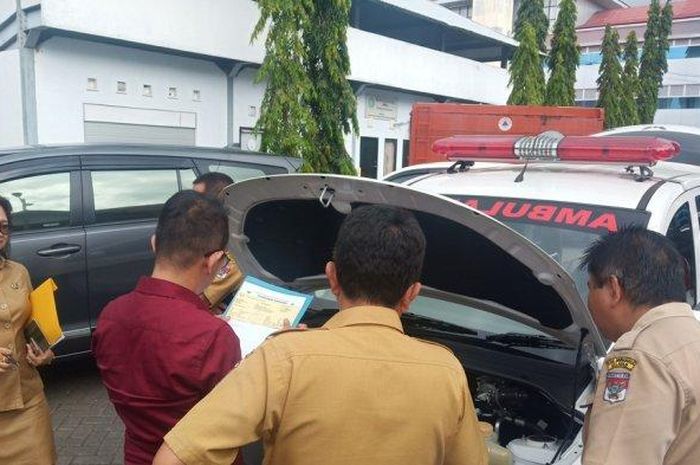 Wuling Confero Ambulans Pemkab Minahasa Selatan terjang Nissan Livina hingga terpental dua meter