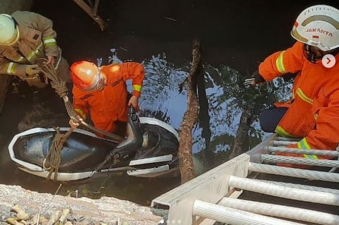 Evakuasi Yamaha NMAX yang terjun ke saluran air di Duren Sawit