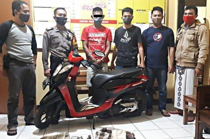 Polisi foto bareng maling kambing di Polsek Kejobong Polres Purbalingga. 