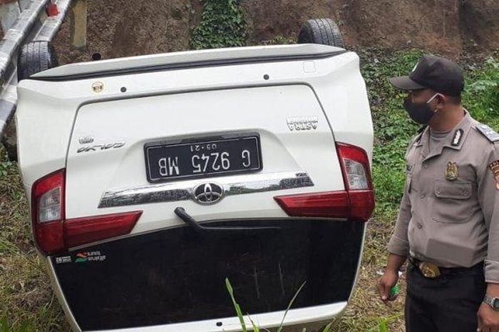 Tak kuat menanjak, Toyota Calya meluncur mundur lalu terbalik dan jatuh dijurang di tanjakan Sibelis, Kecamatan Paninggaran, Kabupaten Pekalongan, (3/7/20). 