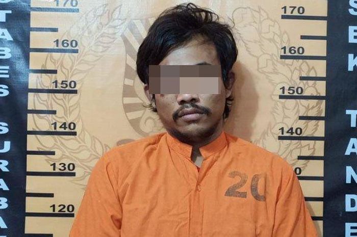 Yoga Eka Pratama, warga Jalan Pakis Surabaya saat di Mapolsek Tandes Surabaya setelah menggelapkan motor teman seusai ngopi bareng, Rabu (1/7/2020). 