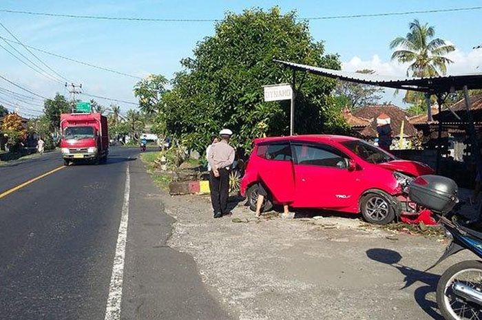 Toyota Agya terjang patok jalan dan rumah warga saat pengemudi sibuk geser sajen di dasbor