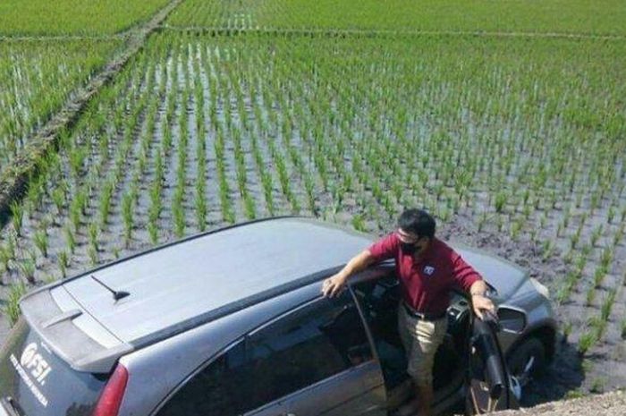 Honda CR-V dibuat latihan nyetir sendiri, berujung tertancap ke sawah di dekat stadion GBLA kota Bandung, Jabar