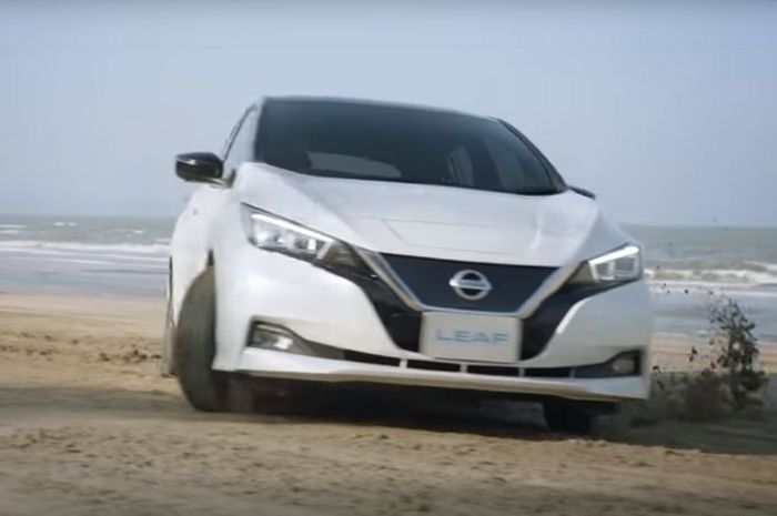 Nissan LEAF digeber di pantai