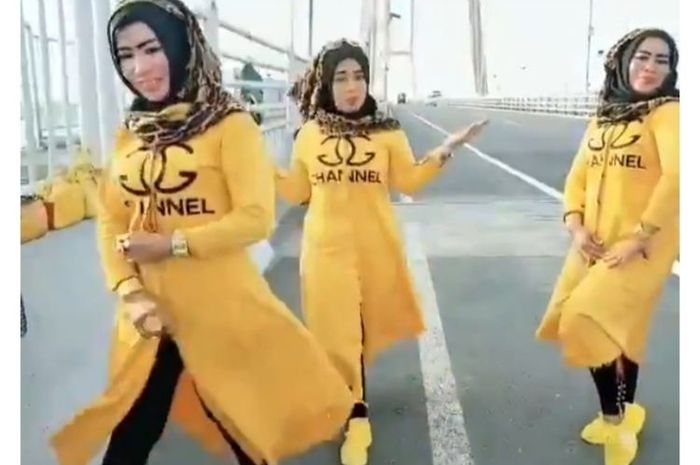 capture video tiktok 3 perempuan menari India di Jembatan Suramadu.(KOMPAS.COM/A. FAIZAL)