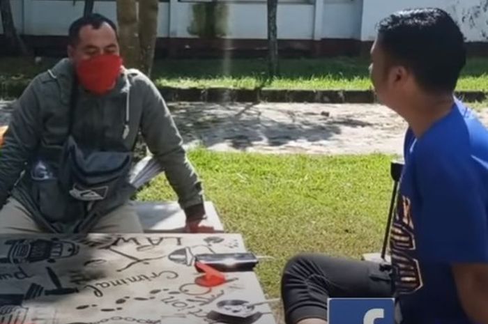 Viral sebuah video di Facebook dan YouTube yang memperlihatkan Kasatreskrim Polres Lombok Tengah AKP Priyo Suhartono (baju biru) menolak laporan seorang anak asal Lombok Tengah berinisial M (40) ingin memenjarakan ibu kandungnya, K (60).