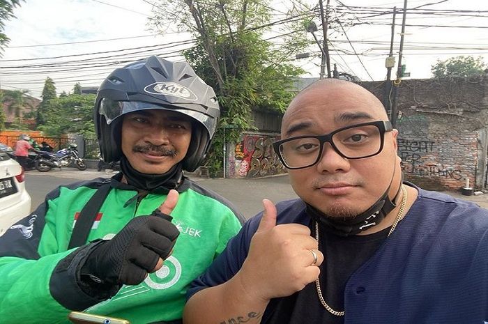 ILUSTRASI driver ojol dan konsumennya (dalam foto: Seorang driver ojol bikin rapper Indonesia Saykoji takjub).