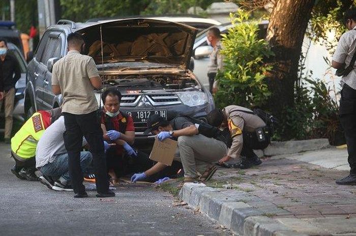 Polisi memeriksa Mitsubishi Pajero yang mengepulkan asap putih sesaat setelah ledakan di Menteng Jakarta Pusat