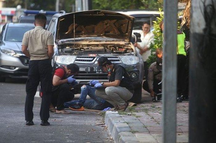 Polisi memeriksa kondisi Mitsubishi Pajero hingga kolong untuk mengetahui sumber asli ledakan