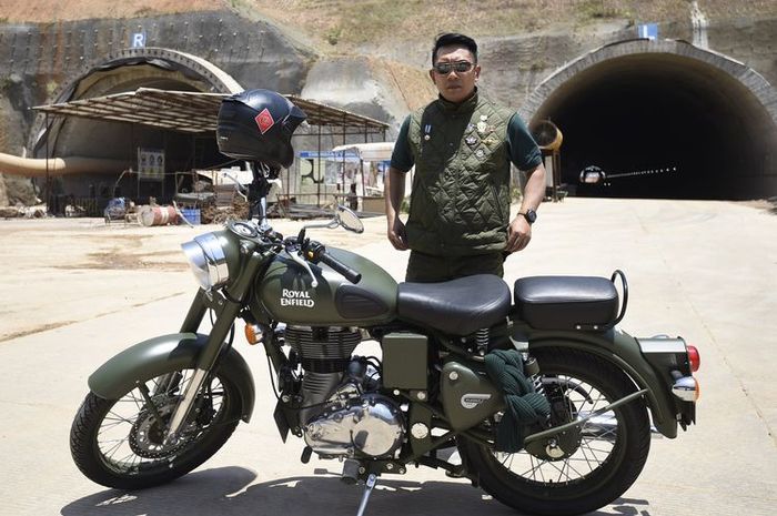 Ridwan Kamil dan Royal Enfield Classic 500 Battle Green miliknya