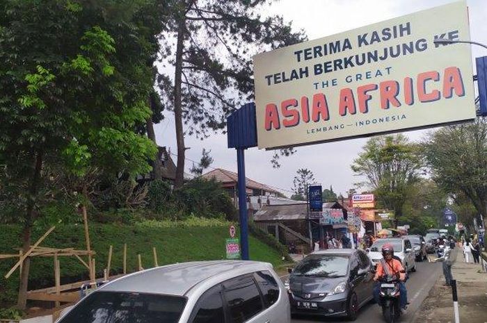 Kepadatan kendaraan di sekitar objek wisata di Lembang. 