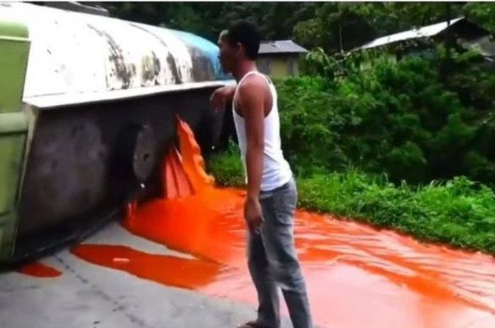 Truk bermuatan minyak sawit mentah terbalik di Sitinjau Lauik, Padang-Sumatera Barat