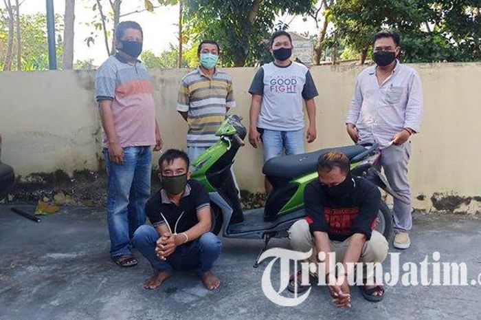 Dua tersangka pencurian motor, Suntari (36) dan Sutarno (41) berikut motor curiannya yang berhasil diamankan polisi, Minggu (5/7/2020). 