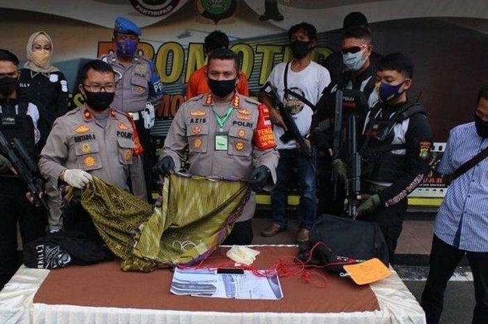 Kapolres Metro Depok, Kombes Pol Azis Andriansyah (tengah) menunjukan barang bukti yang diamankan dari pelaku didampingi Kapolsek Limo, Kompol Bintang Silaen (kiri).  