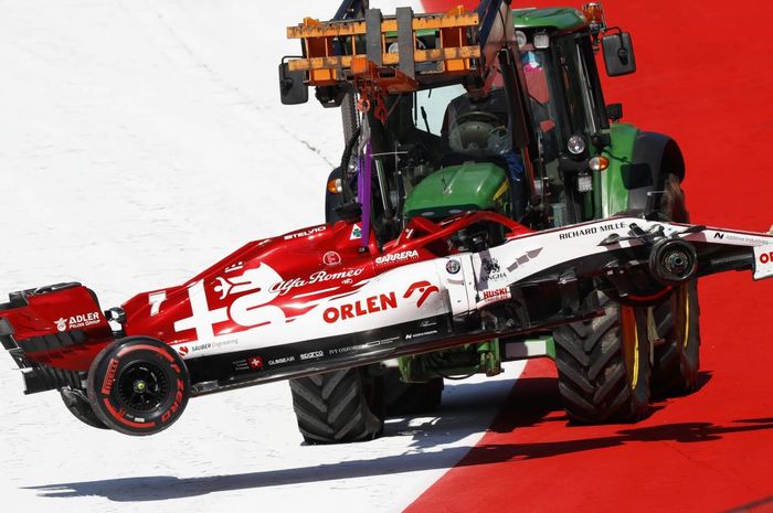 Roda mobil Kimi Raikkonen lepas saat balapan F1 Austria, tim Alfa Romeo kena denda