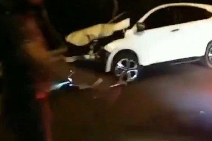 Kondisi Honda HR-V yang ringsek usai kecelakaan di  ruas Jalan Bypass Ngurah Rai, Suwung Kangin, Kota Denpasar.