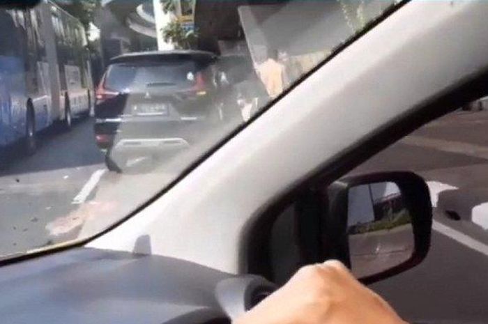 Mitsubishi Xpander hitam tabrak Bus Transjakarta di Tomang, Grogol Petamburan, Jakarta Barat, Minggu (5/7)