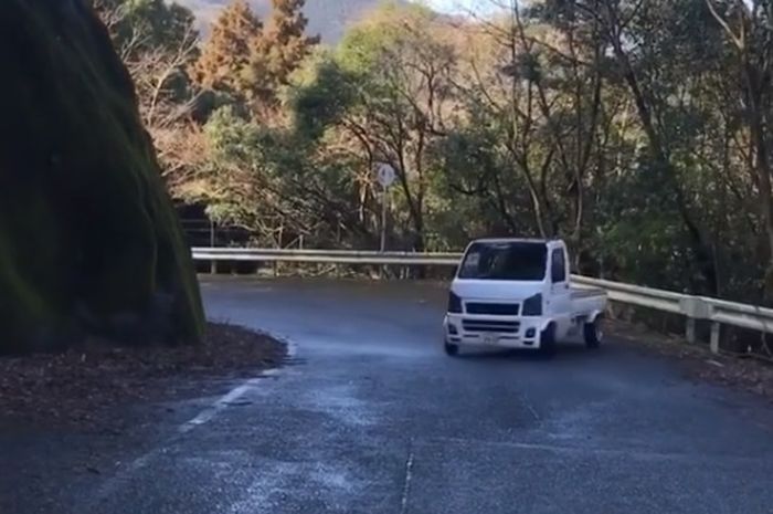 Suzuki Carry Truck berkode DA63T diajak meliuk-liuk di jalanan gunung di Jepang.