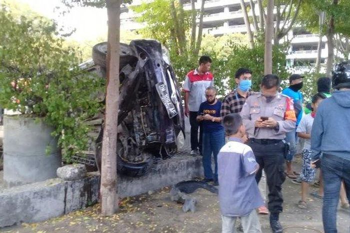 Daihatsu Sirion terguling usai seruduk pagar parkiran Mall Panakkukang, Makassar, Sulsel