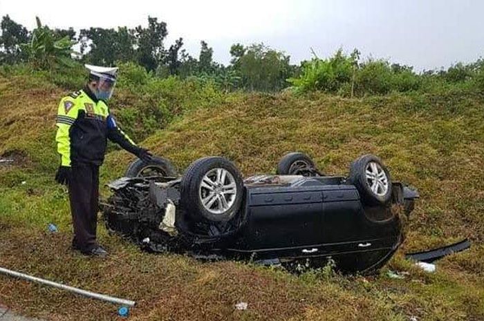 Kondisi mobil Honda CRV dengan tiga penumpang tergeletak di bahu Tol Ngawi-Sragen, KM 555/B, Senin (6/7/2020) siang.