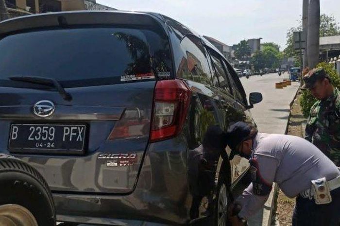 petugas Suku Dinas Perhubungan Jakarta Pusat dalam kegiatan monitoring pelanggaran parkir liar. 