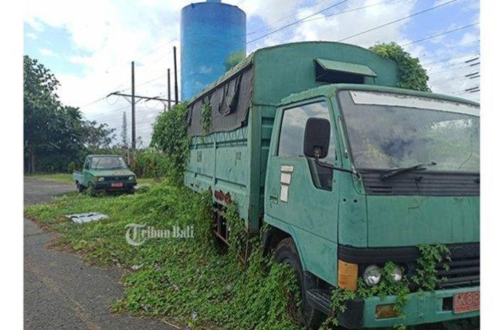 Toyota Kijang pikap dan Mitsubishi Ragasa milik DLHK Kabupaten Badung terbengkalai