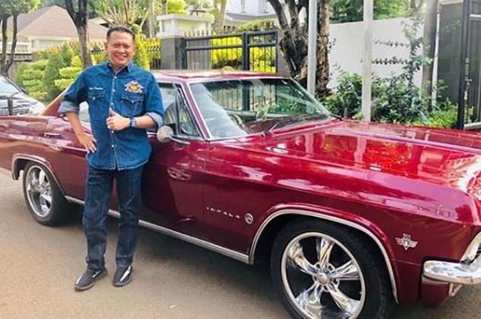 Bambang Soesatyo foto bareng Chevrolet Impala miliknya