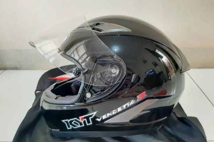 Ilustrasi helm full face KYT