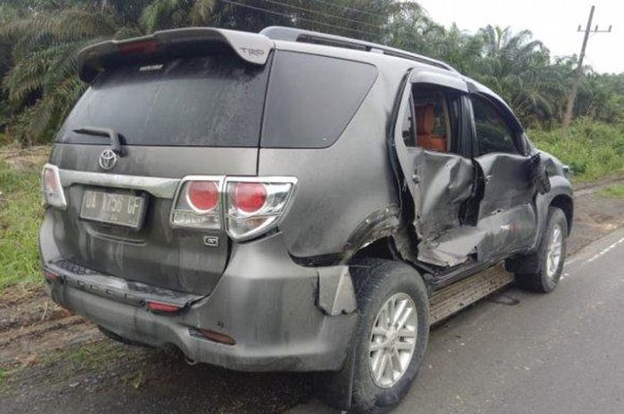 Toyota Fortuner ketua DPRD Kotabaru remuk diserempet mobil lain dari arah berlawanan
