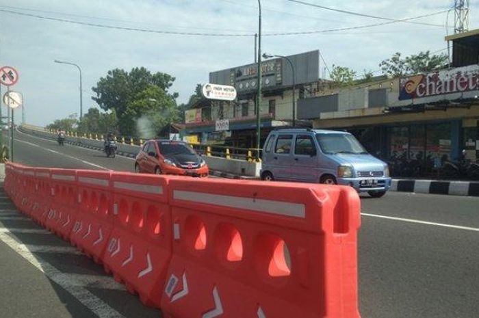 Sejumlah 12 water barrier terpasang di sisi utara Flyover Lempuyangan, Senin (06/07/2020).