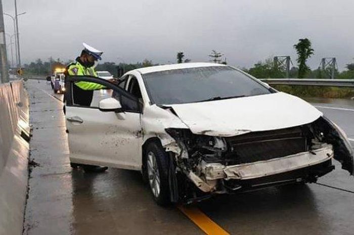 Kondisi Honda Civic bernopol M-1633-AH pascamenghantam pembatas jalan Tol Surabaya-Malang KM 72.400, Senin (6/7/2020) sore.  