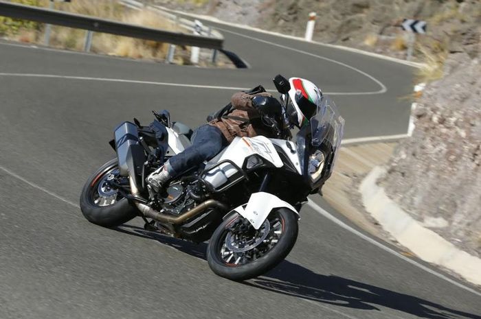 Ilustrasi pengguna motor di Swiss