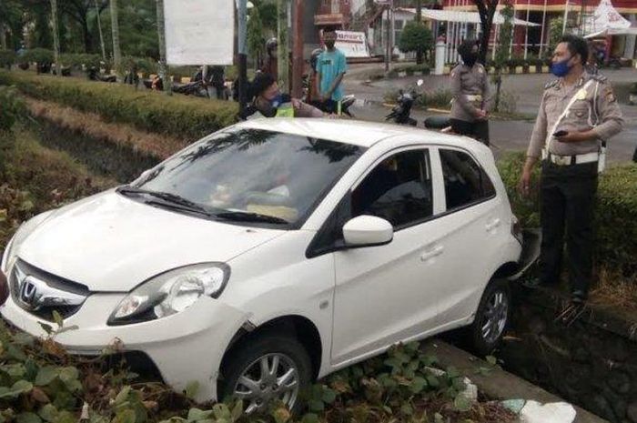 Honda Brio loncati selokan usai isi BBM di SPBU, pengemudi tak sengajak injak pedal gas saat tolong cucu yang jatuh dari jok ke lantai mobil