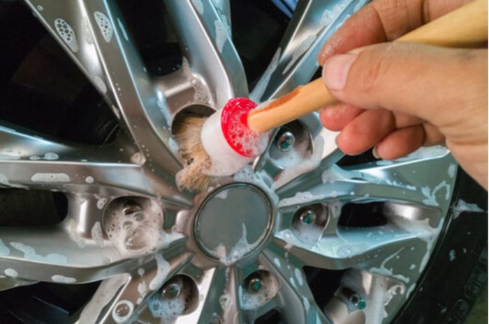 Ilustrasi membersihkan pelek mobil dengan menggunakan kuas