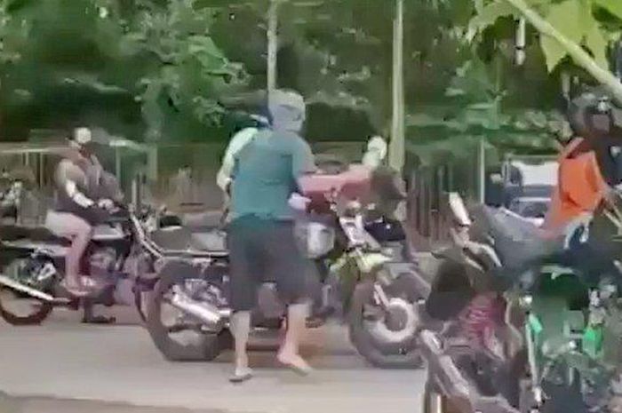 Viral Video Rombongan Motor Geber-geber, Warga Marah dan Ancam Pukul Pakai Sandal Jepit 