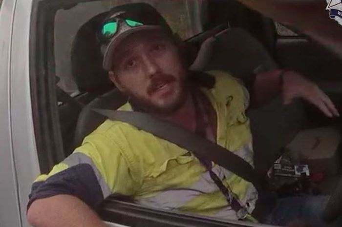 Seorang pengemudi truk yang diberhentikan kepolisian Queensland gara=gara ngebut, ternyata saat itu kakinya diserang ular berbisa.