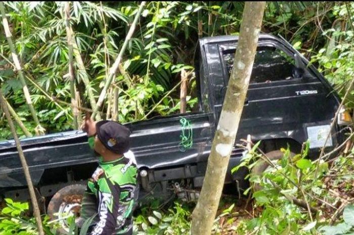Mitsubishi Colt T120SS ditemukan tersangkut di tebing hutan, lokasi disisir tak ada orang, diduga sengaja dibuang