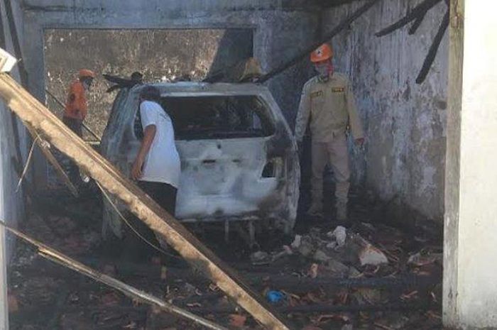 Toyota Fortuner milik seorang Kiai bernama Sannan di Pamekasan, Madura, Jatim terbakar di dalam garasi