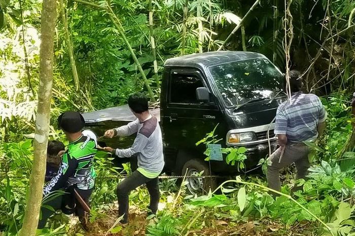 Warga beramai-ramai menarik mobil pikap di sebuah kawasan hutan di wilayah Naringgul, Kabupaten Cianjur, Jawa Barat, Selasa (7/7/2020). Diduga mobil tak bertuan itu sudah berada di hutan sejak tiga hari lalu.