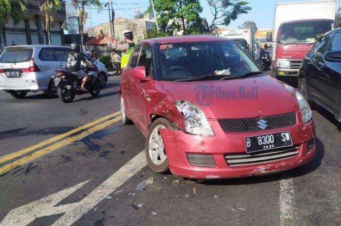 Suzuki Swift patah as roda di tengah jalan, fender ringsek, mika lampu depan pecah, penyebab misterius
