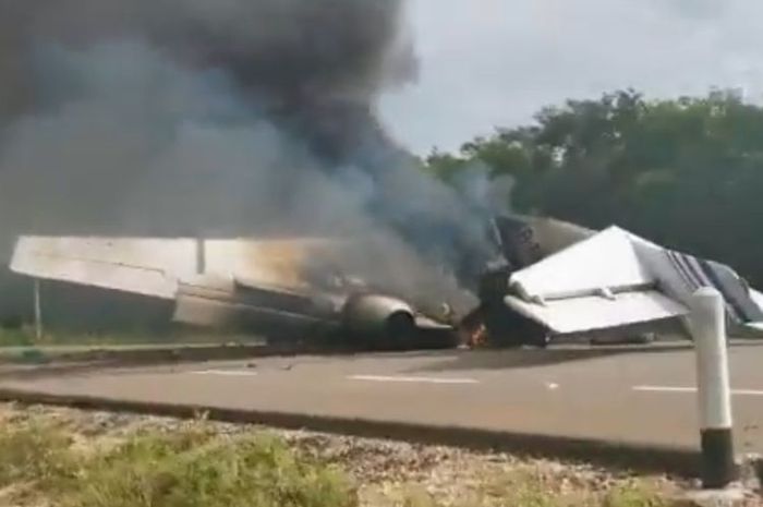 Rekaman video yang diunggah Alberto Capella Kepala Polisi Negara Bagian Quntana Roo, Meksiko, pada Minggu (5/7/2020) menunjukkan puing-puing pesawat yang jatuh dan terbakar di jalan tol setempat. Pesawat ini mengangkut narkoba, dan polisi menemukan lebih dari 385 kg kokain senilai Rp 70 miliar lebih.