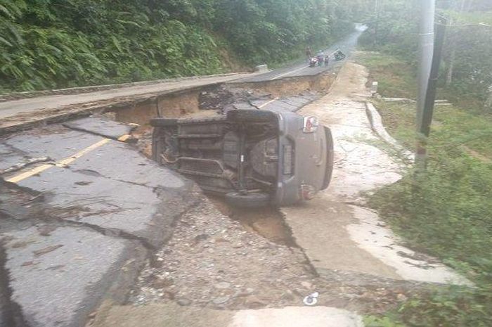 Toyota Agya roboh akibat tidak tahu kalau ada jalan rusak