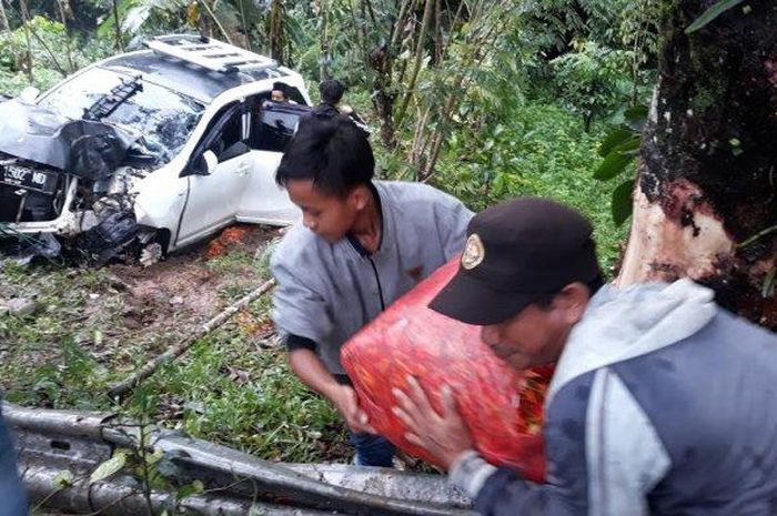 Toyota Avanza teronggok di tebing jurang setelah mengalai masalah pada sistem pengereman ketika masuk jalan menurun di Batuboddong, Samaturue, Tellulimpoe, Sinjai, Sulawesi Selatan
