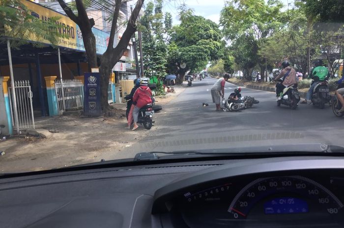 Pengendara Yamaha Mio menabrak gerobak setelah kurang konsentrasi karena berkendara menggunakan HP