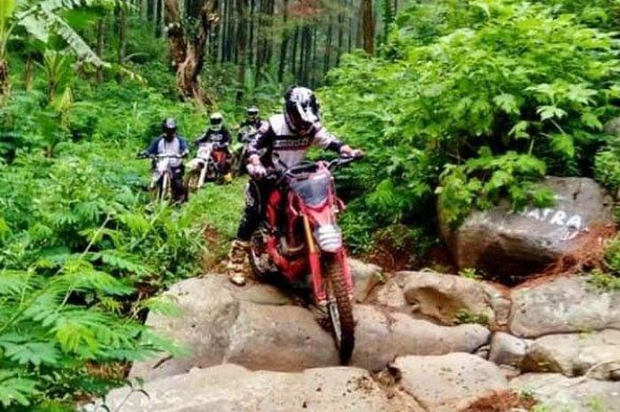 Kegiatan komunitas motor trail di Malang di sejumlah hutan dan perbukitan. 