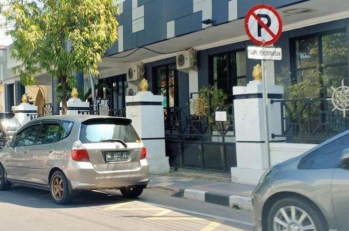 Sejumlah kendaraan roda empat di Kota Madiun diparkir di tempat yang seharusnya tak boleh dipakai untuk parkir. Namun karena situasi pandemi, mereka tidak ditertibkan.