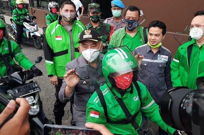 Wali Kota Bekasi Rahmat Effendi saat meresmikan operasional ojol mengangkut penumpang di Mega Bekasi Hypermall, Kamis, (9/7/2020).  